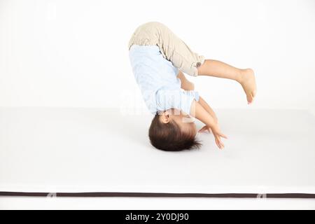 Kinder werden vorwärts gerollt Stockfoto