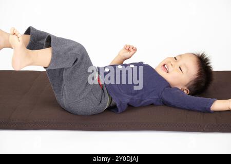 Kinder werden vorwärts gerollt Stockfoto