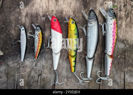 Angelköder Set, Spinning-Ger, Angeln, Sportfischen, Fangen und Freisetzen, Fischköder isoliert auf altem Holzhintergrund Stockfoto