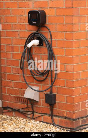 EV, Installation des Ladegeräts, Ladepunkte zu Hause, Anschluss schnell, schnell, ultraschnelle Ladegeräte, praktisch, Plug-in, Ladegeschwindigkeiten, kostengünstiges Laden. Stockfoto