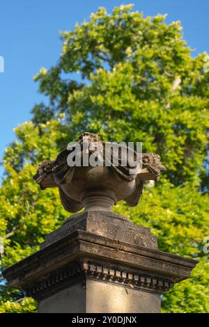 Boultham Park, Lincoln, Lincolnshire, Umgebung, Parkbank, offene Flächen, Grün, Bäume, Schatten, Abdeckung, Wald, reich verziertes Richtungsschild, ornamentales Tor Stockfoto
