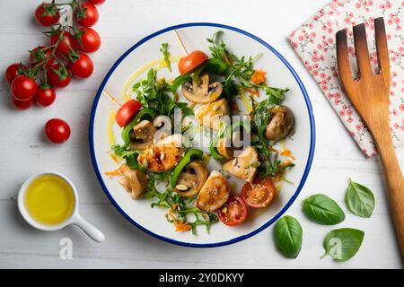 Putenspieße mit Pilzen und Gemüse. Tabelle mit Draufsicht. Stockfoto