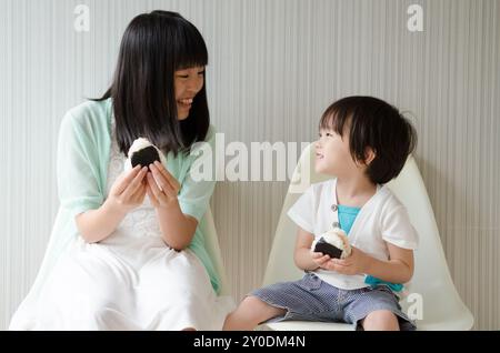 Kinder lachen mit Reisbällchen Stockfoto