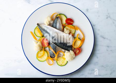 Gebackene Makrele mit leckerem und gesundem Gemüse. Tabelle mit Draufsicht. Stockfoto