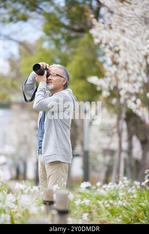 Ein älterer Mann, der ein Foto macht Stockfoto