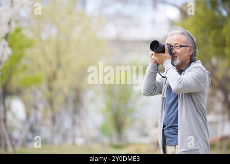 Ein älterer Mann, der ein Foto macht Stockfoto