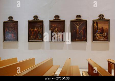 Eisenstadt, Burgenland, Österreich. Römisch-katholische Kathedrale St. Martin. Way of the Cross Stationen 9-13 Stockfoto
