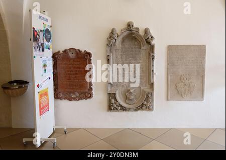 Eisenstadt, Burgenland, Österreich. Römisch-katholische Kathedrale St. Martin. Alte beschriftete Steintafeln am Eingang zur Kirche Stockfoto