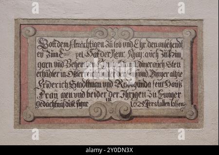 Eisenstadt, Burgenland, Österreich. Römisch-katholische Kathedrale St. Martin. Alte Inschrift vom ehemaligen Hochaltar in der Kathedrale Stockfoto