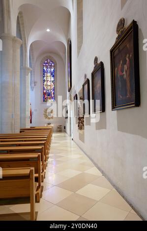 Eisenstadt, Burgenland, Österreich. Römisch-katholische Kathedrale St. Martin. Seitengang mit Heiligenbild und Buntglas Stockfoto