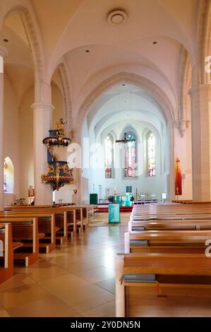 Eisenstadt, Burgenland, Österreich. Römisch-katholische Kathedrale St. Martin. Mittelschiff, Blick auf den Chor Stockfoto