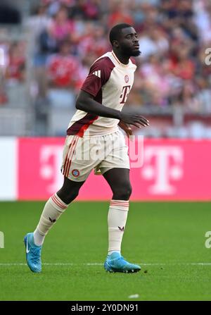 München, Deutschland. September 2024. vor Spielbeginn: Aufwaermen Training Dayot Upamecano FC Bayern München FCB (02) FC Bayern München FCB vs SC Freiburg SCF 01.09.2024 DFL-VORSCHRIFTEN VERBIETEN JEDE VERWENDUNG VON FOTOGRAFIEN ALS BILDSEQUENZEN UND/ODER QUASI-VIDEO/dpa/Alamy Live News Stockfoto