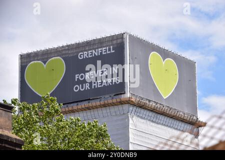 London, Großbritannien. Juni 2024. Grenfell Tower zum siebten Jahrestag der Katastrophe. 72 Menschen starben, als ein Brand in einem Wohnblock in North Kensingon, West London, ausbrach. Quelle: Vuk Valcic/Alamy Stockfoto