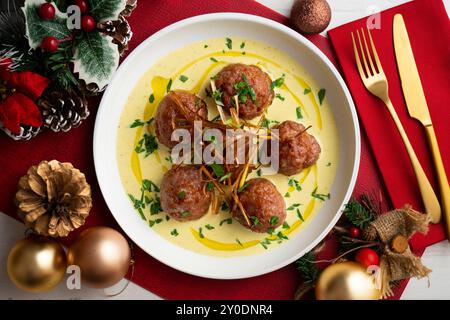 Frittierte Fleischbällchen mit Currysauce. Tisch mit Panoramablick und weihnachtsdekoration. Stockfoto