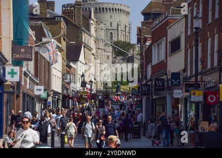 Windsor, Großbritannien. September 2024. Geschäftige Peascod Street, Stadtzentrum von Windsor. Quelle: Vuk Valcic/Alamy Stockfoto