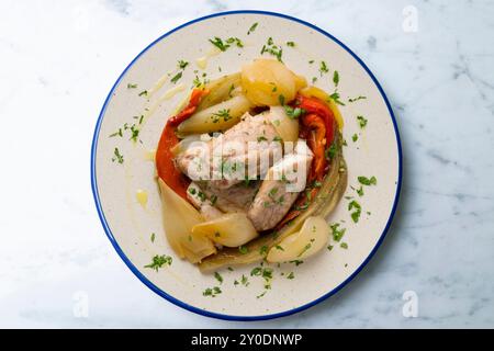 Gebackene Makrele mit Esccalivada-Gemüse, Paprika, Zwiebeln und Auberginen. Tisch mit Draufsicht und Dekoration. Stockfoto