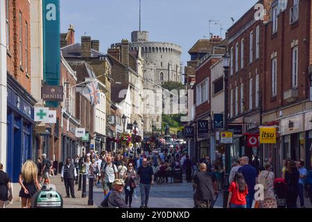 Windsor, Großbritannien. September 2024. Geschäftige Peascod Street, Stadtzentrum von Windsor. Quelle: Vuk Valcic/Alamy Stockfoto