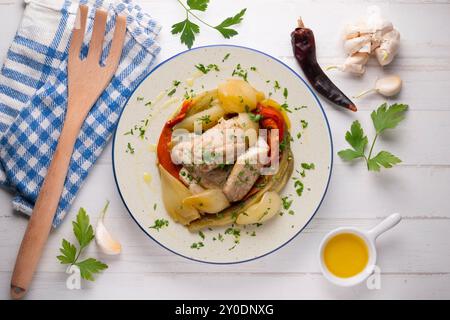 Gebackene Makrele mit Esccalivada-Gemüse, Paprika, Zwiebeln und Auberginen. Tisch mit Draufsicht und Dekoration. Stockfoto