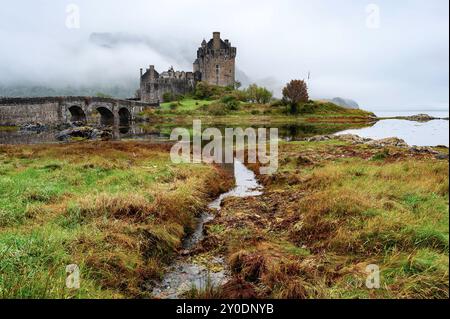 Ein schöner, nebeliger schottischer Morgen im Schloss Eilean Donan in Schottland. Stockfoto