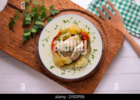 Gebackene Makrele mit Esccalivada-Gemüse, Paprika, Zwiebeln und Auberginen. Tisch mit Draufsicht und Dekoration. Stockfoto