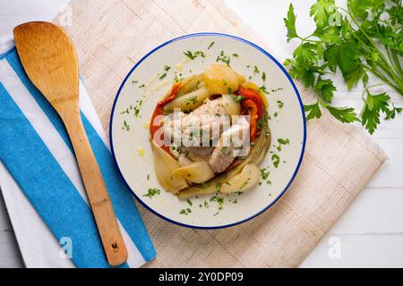 Gebackene Makrele mit Esccalivada-Gemüse, Paprika, Zwiebeln und Auberginen. Tisch mit Draufsicht und Dekoration. Stockfoto