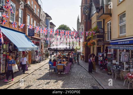 Windsor, Großbritannien. September 2024. Geschäftige Geschäfte und Pubs in der Nähe von Windsor Castle. Quelle: Vuk Valcic/Alamy Stockfoto