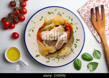 Gebackene Makrele mit Esccalivada-Gemüse, Paprika, Zwiebeln und Auberginen. Tisch mit Draufsicht und Dekoration. Stockfoto