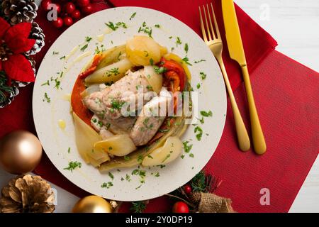 Gebackene Makrele mit Esccalivada-Gemüse, Paprika, Zwiebeln und Auberginen. Tisch mit Panoramablick und Weihnachtsdekoration. Stockfoto