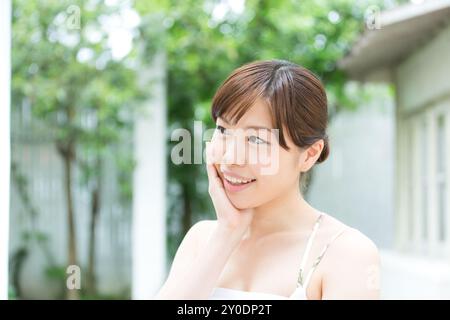 Schöne Frau, die ein Unterhemd trägt Stockfoto