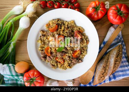 Couscous mit Rindfleisch und Gemüse. Tisch mit Panoramablick und Weihnachtsdekoration. Stockfoto