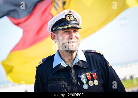 Wilhelmshaven, Deutschland. September 2024. Commander Fregatte Captain Volker Kübsch steht auf der Fregatte Hessen. Die Besatzung der Fregatte Hessen erhielt als erstes geschlossenes Kontingent der Bundeswehr die Kampfmedaille. Die nationalen und EU-Medaillen werden ebenfalls vergeben. Die Veranstaltung würdigt den Sondereinsatz der Besatzung im Rahmen der EUNAVFOR (European Naval Force) Aspides im Roten Meer. Quelle: Sina Schuldt/dpa/Alamy Live News Stockfoto