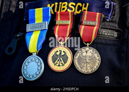 Wilhelmshaven, Deutschland. September 2024. Commander Fregattkapitän Volker Kübsch mit der Kampfmedaille sowie den nationalen und EU-Medaillen. Die Besatzung der Fregatte Hessen erhielt als erstes geschlossenes Kontingent der Bundeswehr die Kampfmedaille. Die nationalen und EU-Medaillen werden ebenfalls vergeben. Die Veranstaltung würdigt den Sondereinsatz der Besatzung im Rahmen der EUNAVFOR (European Naval Force) Aspides im Roten Meer. Quelle: Sina Schuldt/dpa/Alamy Live News Stockfoto