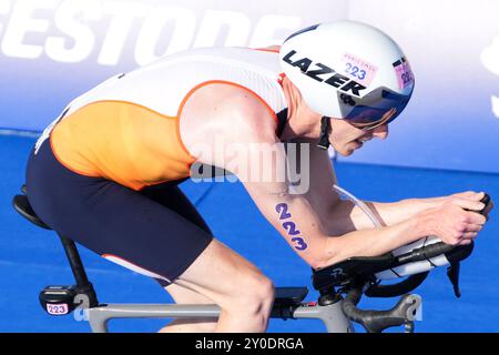 Paris, Frankreich. September 2024. PARIS, FRANKREICH - 2. SEPTEMBER: Teilnahme an den PTS3-Spielen für Männer am 5. Tag des Para Triathlon - Paris 2024 Paralympische Sommerspiele in Pont Alexandre III am 2. September 2024 in Paris, Frankreich. (Foto von Patrick Goosen/BSR Agency) Credit: BSR Agency/Alamy Live News Stockfoto