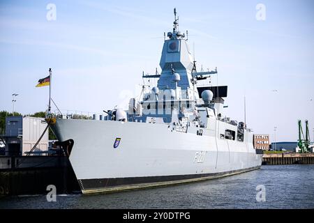 Wilhelmshaven, Deutschland. September 2024. Die Fregatte Hessen liegt am Marinestützpunkt Wilhelmshaven. Die Besatzung der Fregatte Hessen erhielt als erstes geschlossenes Kontingent der Bundeswehr die Kampfmedaille. Die nationalen und EU-Medaillen werden ebenfalls vergeben. Die Veranstaltung würdigt den Sondereinsatz der Besatzung im Rahmen der EUNAVFOR (European Naval Force) Aspides im Roten Meer. Quelle: Sina Schuldt/dpa/Alamy Live News Stockfoto