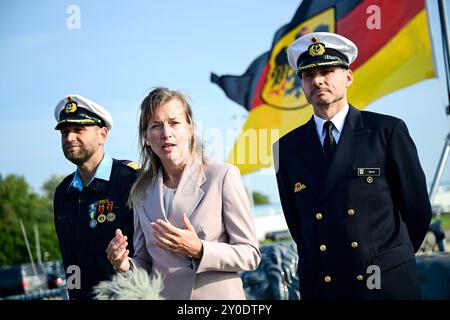 Wilhelmshaven, Deutschland. September 2024. Auf der Fregatte Hessen stehen Siemtje Möller (M), Parlamentarischer Staatssekretär, Befehlshaber der Fregatte, Kapitän Volker Kübsch (l), und Sven Beck, stellvertretender Befehlshaber der Einsatzflottille 2, Kapitän auf See. Die Besatzung der Fregatte Hessen erhielt als erstes geschlossenes Kontingent der Bundeswehr die Kampfmedaille. Die nationalen und EU-Medaillen werden ebenfalls vergeben. Die Veranstaltung würdigt den Sondereinsatz der Besatzung im Rahmen der EUNAVFOR (European Naval Force) Aspides im Roten Meer. Quelle: Sina Schuldt/dpa/Alamy Live News Stockfoto