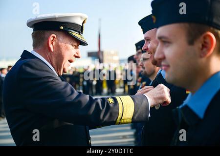 Wilhelmshaven, Deutschland. September 2024. Konteradmiral Jörg Klein, Deputy Commander Operations Command, verleiht der Crew die Medaillen. Die Besatzung der Fregatte Hessen erhielt als erstes geschlossenes Kontingent der Bundeswehr die Kampfmedaille. Die nationalen und EU-Medaillen werden ebenfalls vergeben. Die Veranstaltung würdigt den Sondereinsatz der Besatzung im Rahmen der EUNAVFOR (European Naval Force) Aspides im Roten Meer. Quelle: Sina Schuldt/dpa/Alamy Live News Stockfoto