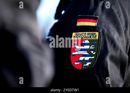 Wilhelmshaven, Deutschland. September 2024. Die Besatzung der 'Hessen' steht an Deck der Fregatte. Die Besatzung der Fregatte Hessen erhielt als erstes geschlossenes Kontingent der Bundeswehr die Kampfmedaille. Die nationalen und EU-Medaillen werden ebenfalls vergeben. Die Veranstaltung würdigt den Sondereinsatz der Besatzung im Rahmen der EUNAVFOR (European Naval Force) Aspides im Roten Meer. Quelle: Sina Schuldt/dpa/Alamy Live News Stockfoto