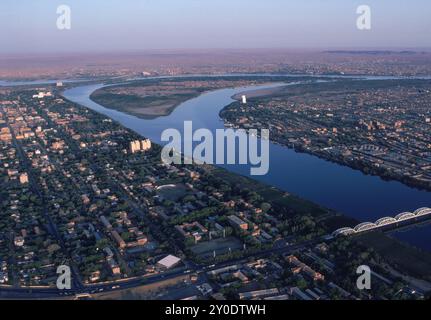 Luftaufnahme zweier Flüsse, die bei Khartum zusammenfließen. Sudan. Stockfoto