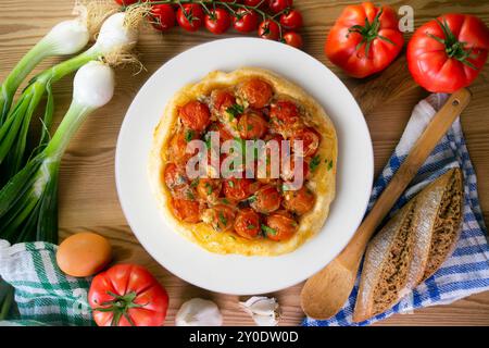 Herzhafte Tarte Tatin mit Kirschtomaten. Tisch mit Panoramablick und weihnachtsdekoration. Stockfoto