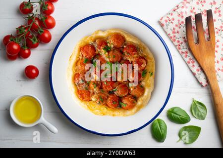 Herzhafte Tarte Tatin mit Kirschtomaten. Tisch mit Panoramablick und weihnachtsdekoration. Stockfoto