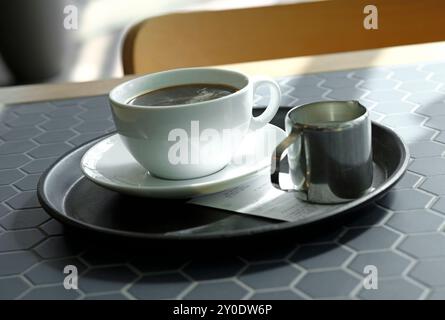 Tasse Kaffee und Kaufbeleg Stockfoto