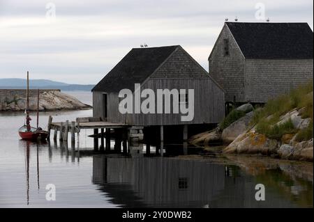 Angelgebäude und Segelboot in Peggys Cove, Nova Scotia, Kanada. Stockfoto