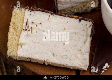 Frischer süßer Kuchen mit Milchgeschmack und Aroma in Schokoladenglasur, köstlicher und weicher cremiger Dessertkuchen Stockfoto