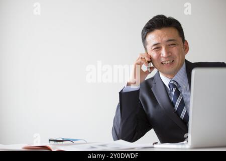 Ein Geschäftsmann Mitte 40 redet Stockfoto