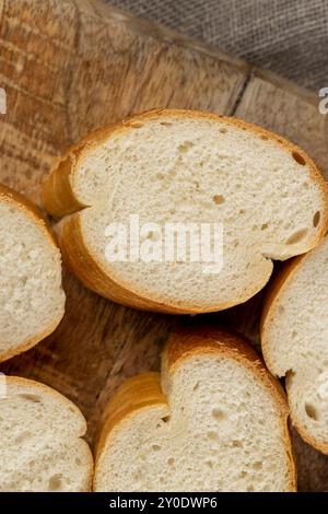 Weiches französisches Baguette aus Weizenmehl, frisch geschnittenes Baguette für die Zubereitung von Snacks Stockfoto