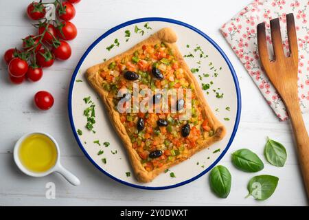 Coca de Trampo mallorca mit Gemüse. Draufsicht mit Dekorationen. Stockfoto