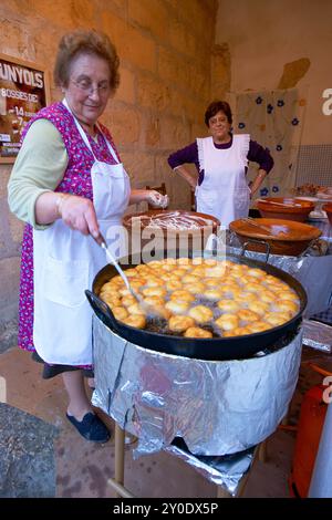 Handwerkliche Küche mit Mehl und Zuckerwürfeln. Petra. Mallorca. Balearen. Spanien. Stockfoto