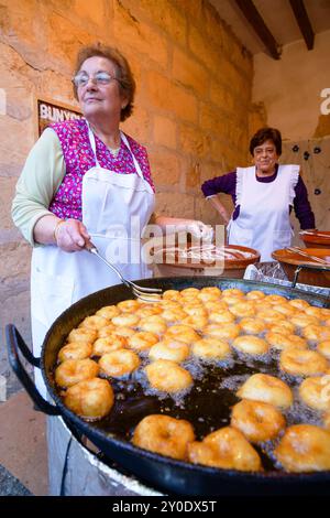 Handwerkliche Küche mit Mehl und Zuckerwürfeln. Petra. Mallorca. Balearen. Spanien. Stockfoto