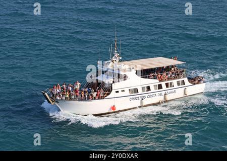 Touristenboot, das Touristen auf kurze Besichtigungstour auf dem Meer nimmt, Peniscola Stockfoto