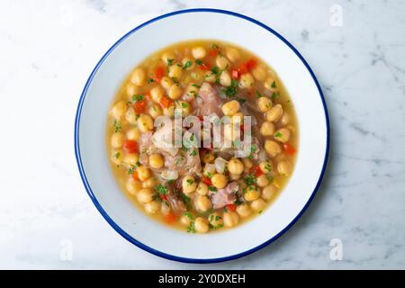 Kichererbseneintopf mit Schweinefocken. Draufsicht mit Dekorationen. Stockfoto